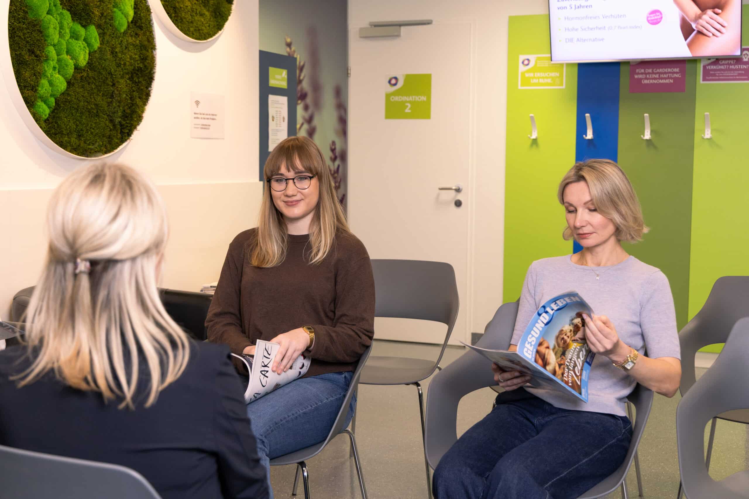 Image Gyn Zentrum_Final-114 Kontakt Gynova Frauenarztzentrum Wien | Drei Frauen sitzen im Wartebereich der Praxis