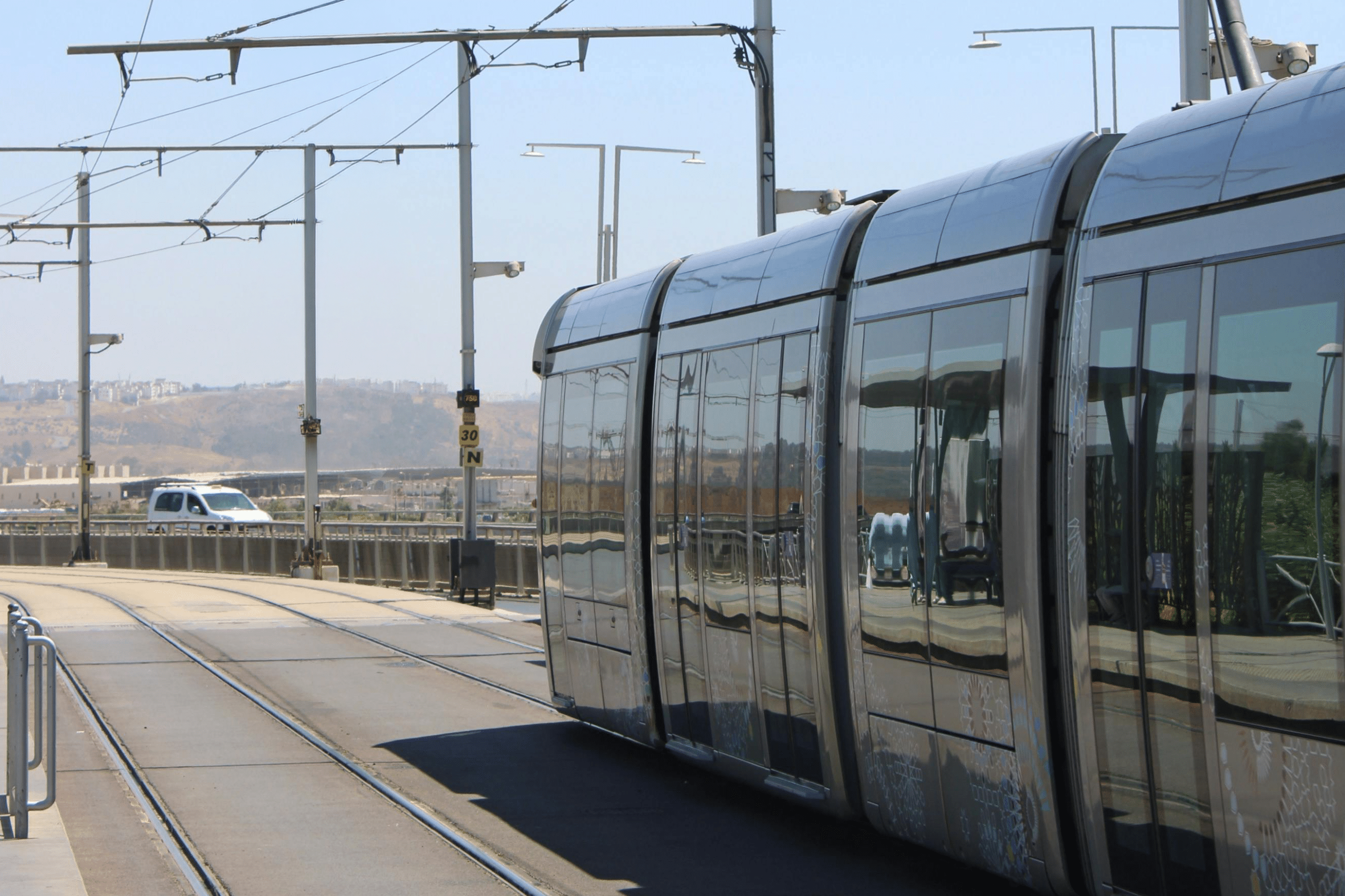 Pexels Earth Photart 2149767641 34011219 Moderne Straßenbahn fährt auf Gleisen mit Oberleitung